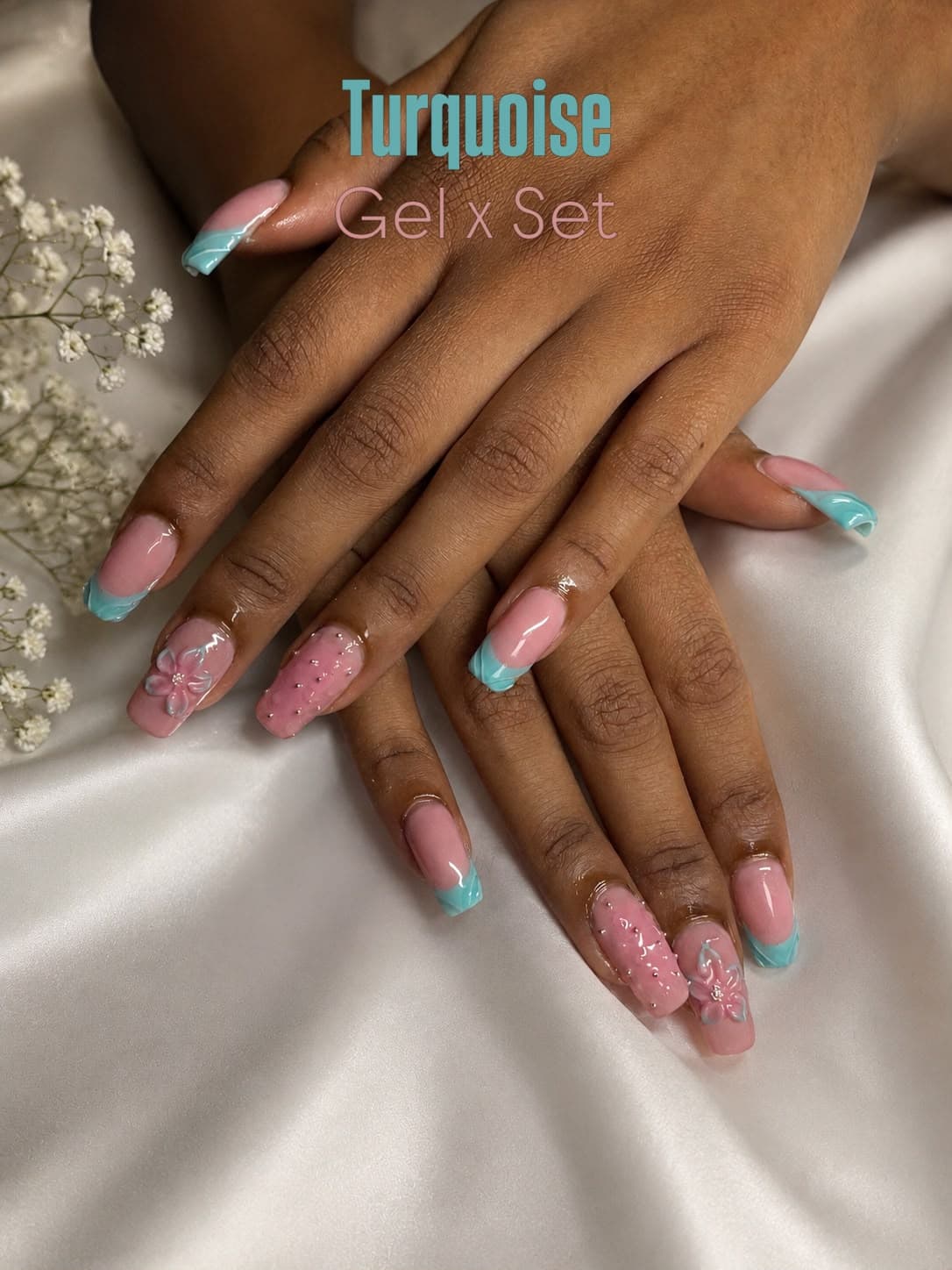 Türkise French-Modellage mit weißen 3D-Blüten auf Seide von nailzzbyemii